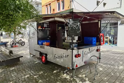 Die Bier-Gondel im Einsatz: Ausschank mit Kreidetafel „Vernemmer BIER“