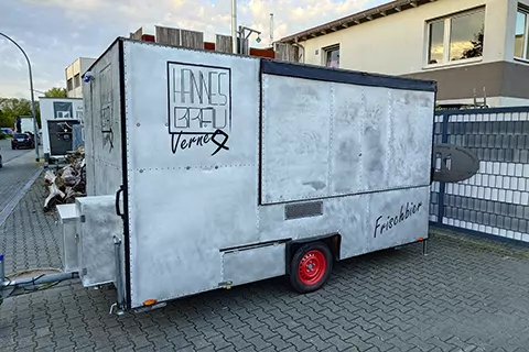 Die Bier-Gondel geschlossen, Seitenansicht mit HannesBräu-Logo und Schriftzug „Frischbier“